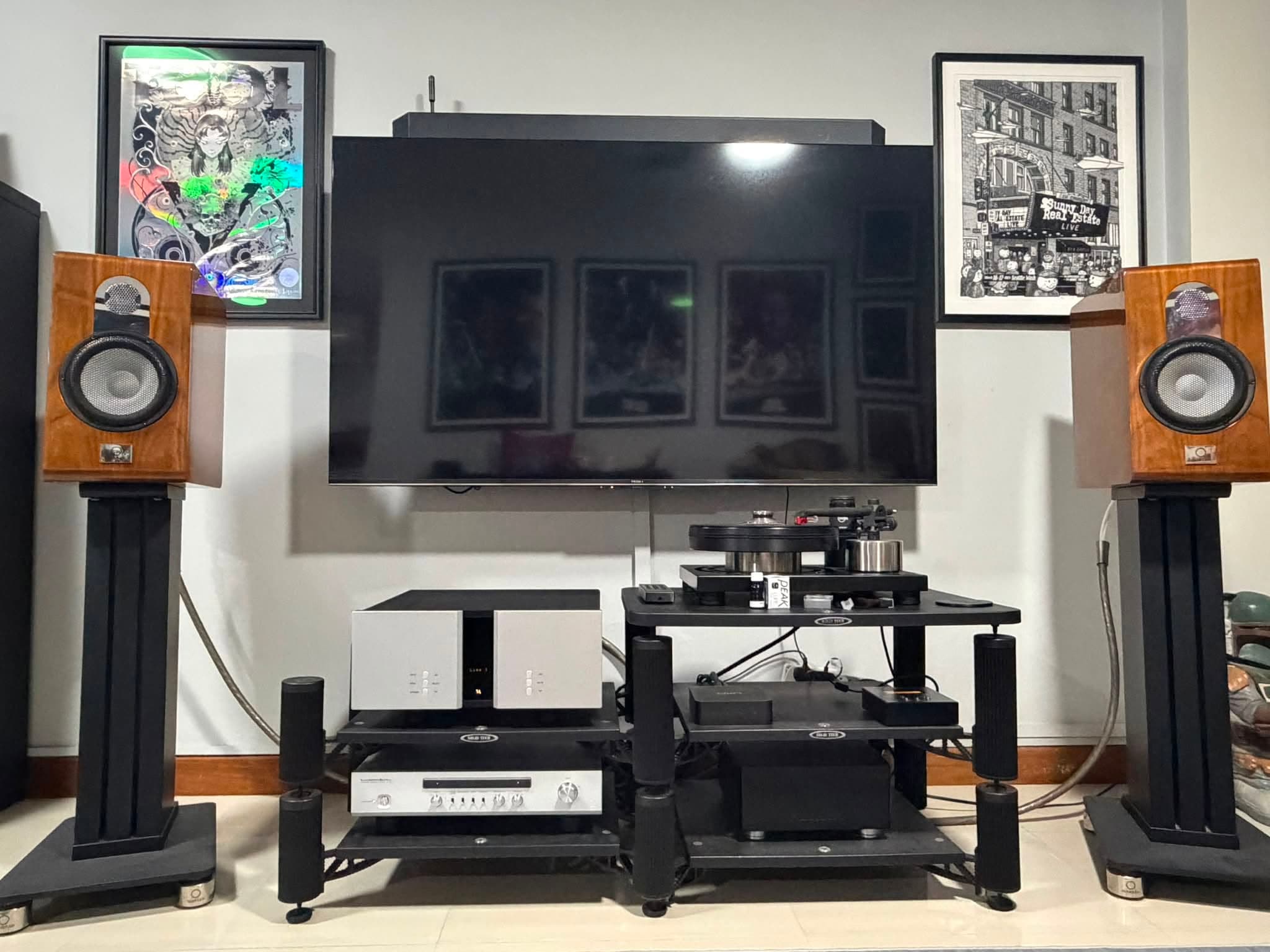 Altbau Streaming von @modernlistening: Aufgeräumte Aufstellung an der Stirnwand